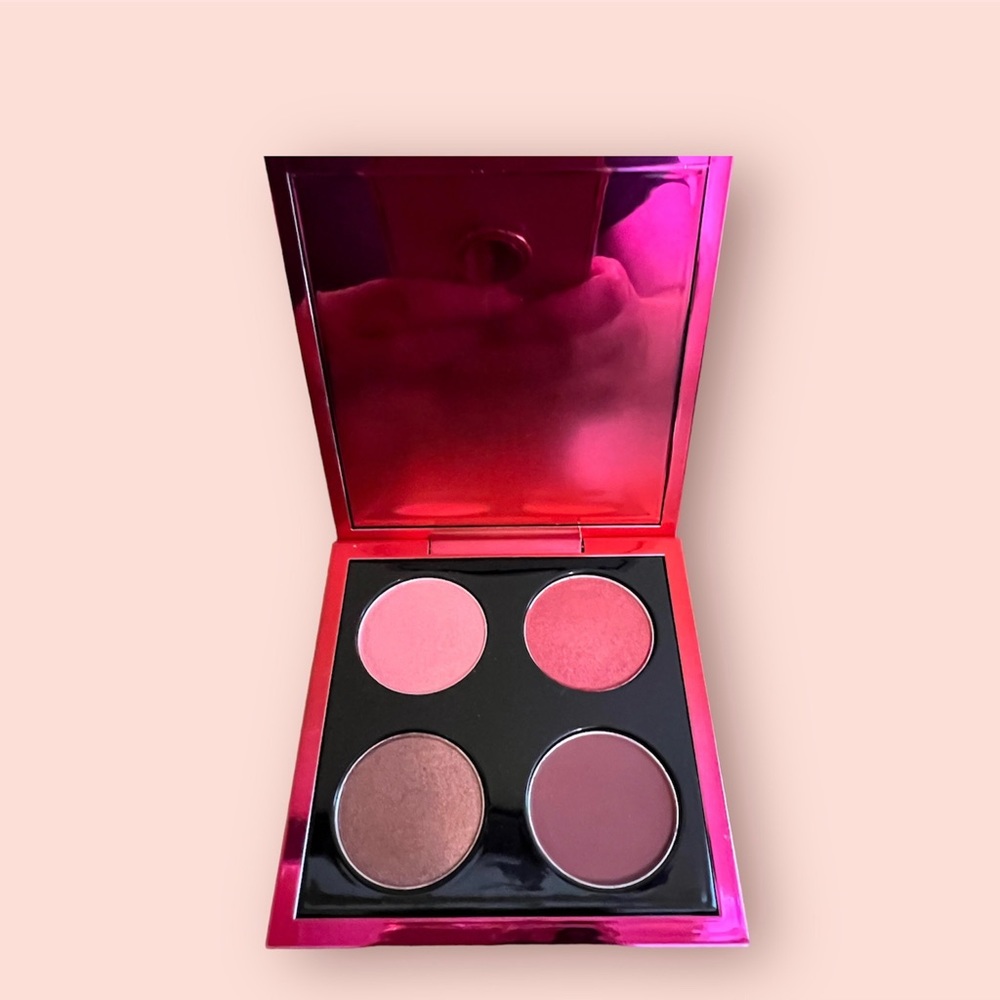 BNWT Mac eyeshadow kit.